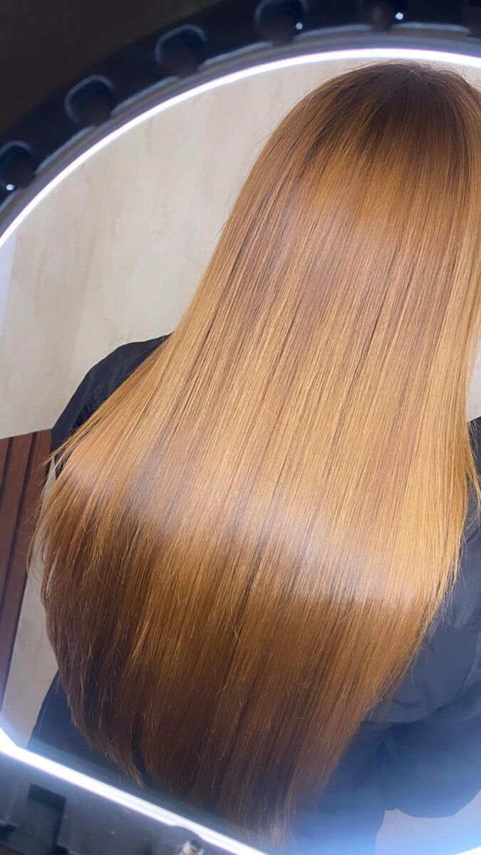 Resultado de cabelo com brilho e tom acaramelado feito na Clínica Leomane